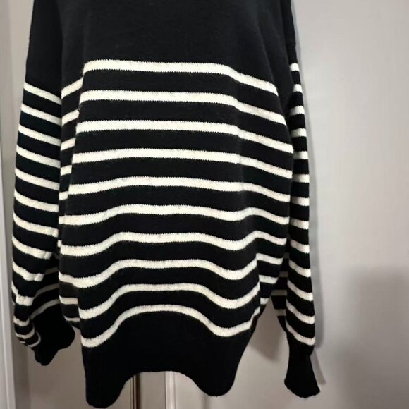 Black and White Striped Women's Sweater （L/XL） - Picture 15 of 16